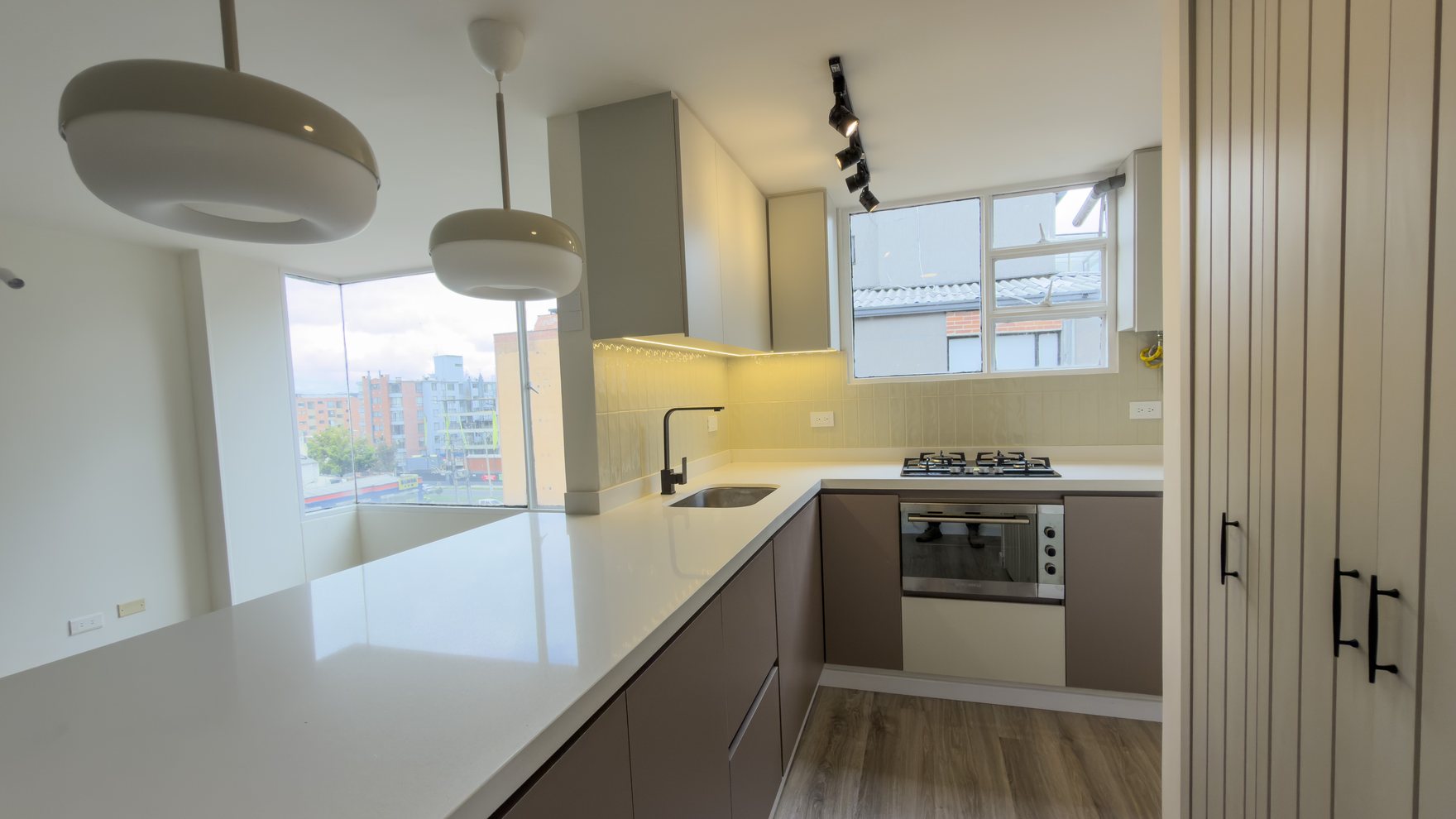 Cocina remodelada de un apartamento en Cedritos.